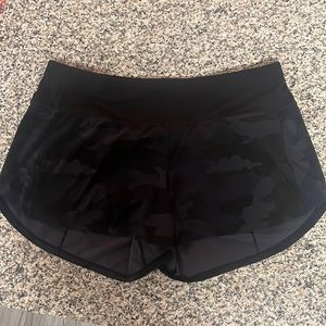 Lululemon, Camo deep coal/multi black, size 10, Speed up mid rise lined short 4”